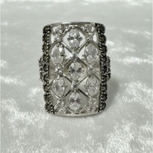 Elegant Silver and Black Women's Ring